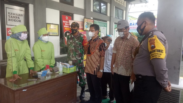 Babinsa, Bhabinkamtikmas dan Lurah Kratonan Mendatangi Warga yang Sakit ODGJ