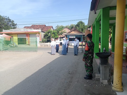 Babinsa Pos Wonodadi Melatih PBB Siswa-Siswi SMK Al Kamal