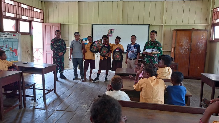 Bawa Kebahagiaan Bagi Pelajar Papua, Satgas Pamtas Yonif 126KC Menjadi Guru Bawa Kebahagiaan Bagi Pelajar Papua, Satgas Pamtas Yonif 126/KC Menjadi Guru