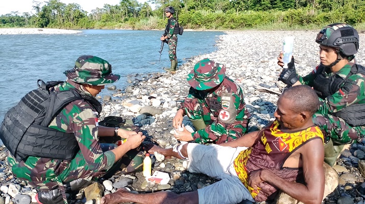 Cepatnya Tim Kesehatan Satgas Yonif 126/KC Berikan Pertolongan Pertama buat Warga
