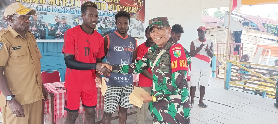 Hadiah bagi Pemenang Turnamen Bola Volly MPC Diserahkan oleh Satgas TMMD Reg ke-114