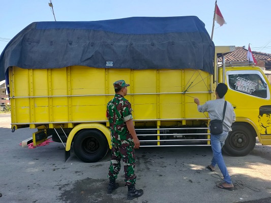 Petugas Gabungan Menggelar Penyekatan Kendaraan Pengangkut Hewan Ternak, Guna Cegah Penyebaran PMK
