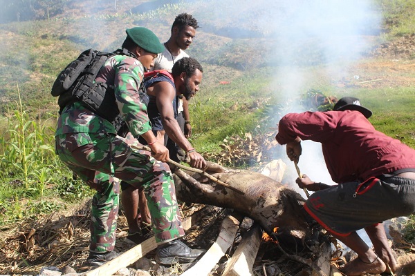 Satgas Yonif Mekanis 203/AK Mengadakan Acara Bakar Batu dalam Meriahkan HUT TNI ke-77