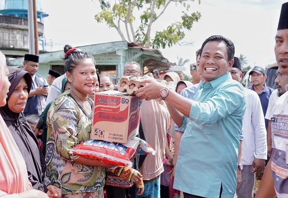 Tinjau Banjir dan Bagikan Sembako Dilakukan oleh Bupati dan Wabup Rohil