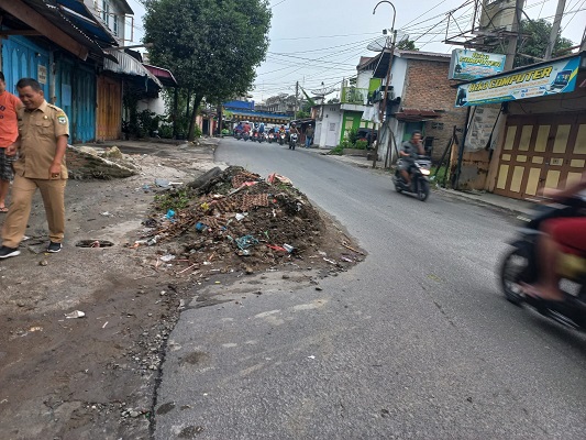 Merasa Terganggu dengan Adanya Tumpukan Tanah Galian Warga Lapor kepada Lurah Melayu