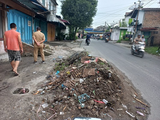 Merasa Terganggu dengan Adanya Tumpukan Tanah Galian Warga Lapor kepada Lurah Melayu