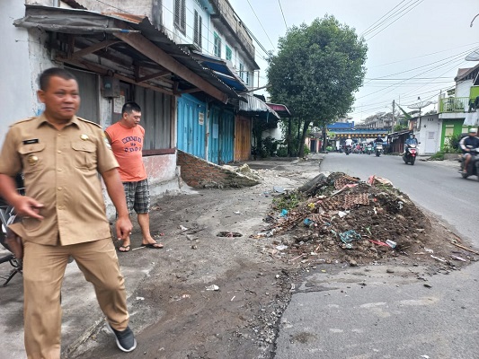 Merasa Terganggu dengan Adanya Tumpukan Tanah Galian Warga Lapor kepada Lurah Melayu