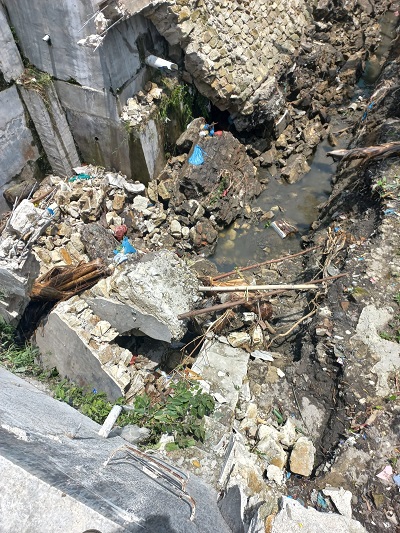 Pondasi Parit yang Baru Selesai Dikerjakan Roboh Diterjang Banjir