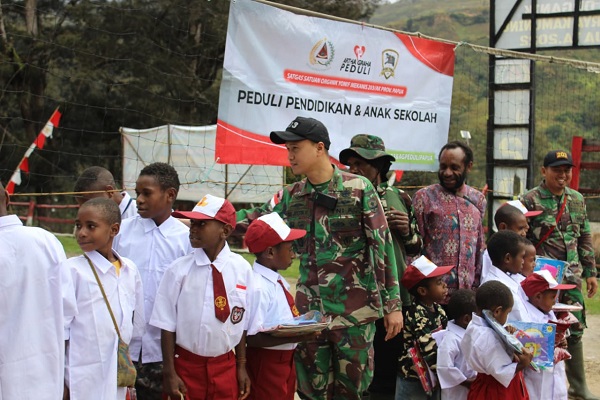 Satgas Yonif Mekanis 203AK Bersama Artha Graha Bagikan Perlengkapan Sekolah bagi Anak-Anak Pegunungan Tengah
