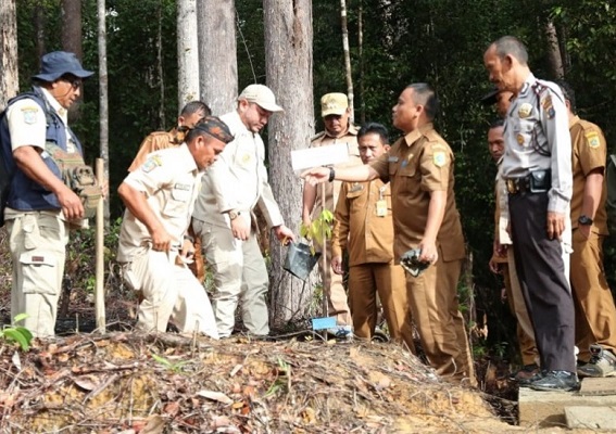 Bupati Melakukan Penanaman Bibit Pohon Kapur di Jalan Penghubung Lagan-Pagindar
