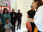 Ketua TP PKK Pakpak Bharat Ny. Juniatry Franc Tumanggor Bagikan Paket Makanan Tambahan bagi Balita