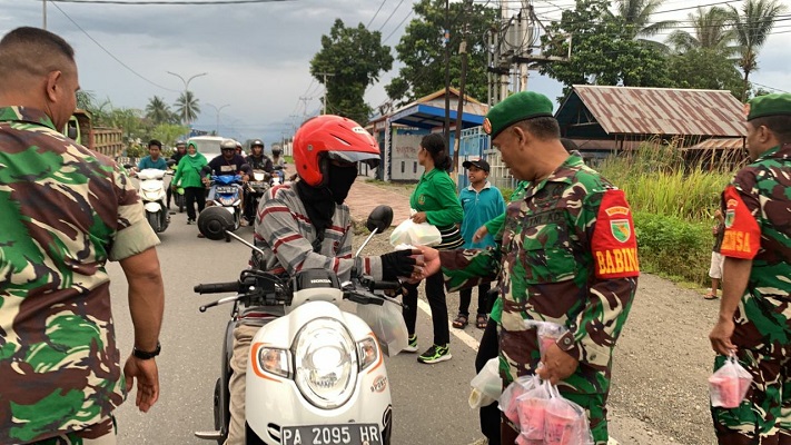 Kodim 1710Mimika Melalui Koramil Jajaran Terus Bagikan Takjil Gratis kepada Masyarakat