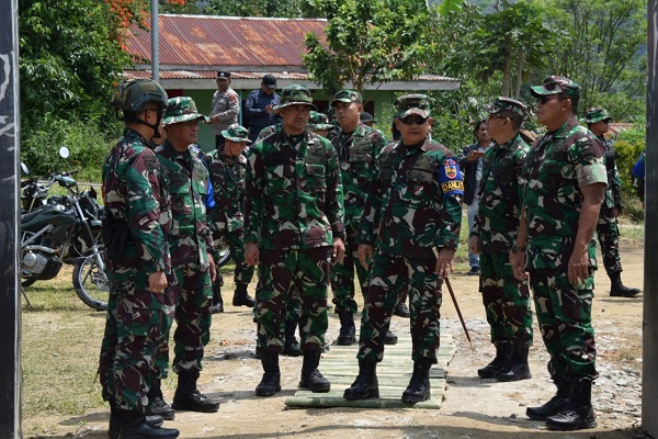 Pangdam IBB Tinjau Latihan Perang Hutan Yonif 122TS