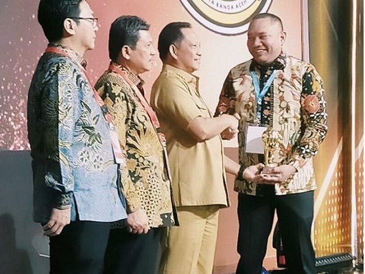 Terima Penghargaan UHC Awards 2023 Bupati 99,36 Persen Warga Pakpak Bharat Tercover BPJS