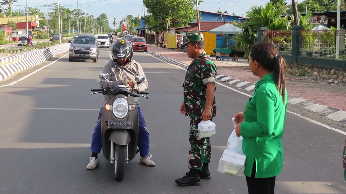Terus Tebar Kebaikan Selama Ramadhan, Prajurit dan Persit Koramil Kuala Kencana Bagikan Takjil Gratis