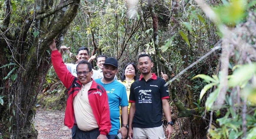 Sekda Pakpak Bharat bersama ASN Menikmati Objek Wisata Deleng Sindeka