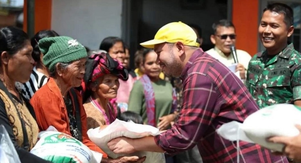 Bupati bersama Danrem 023/KS, Menyerahkan Bantuan Beras Secara Simbolis di Kantor Pos Salak