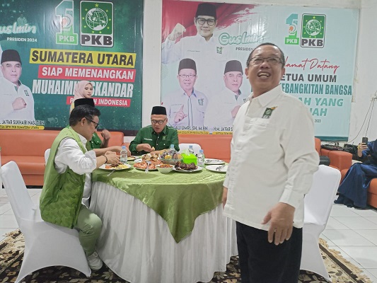Tim Pemenangan dan Relawan Menyambut Gus Imin Saat Tiba di Kediaman H.M. Ali Umri, SH., MKn