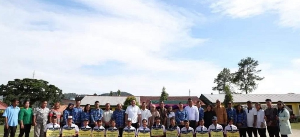 Bupati Pakpak Bharat Serahkan Beasiswa Kepada 14 Pelajar Berprestasi SMPN 1 Salak