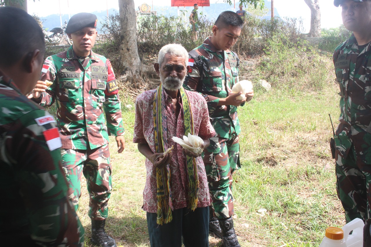 Mako Satgas Pamtas Yonkav 6Naga Karimata Mengundang Masyarakat untuk Panen Hasil Produksi Jamur Tiram