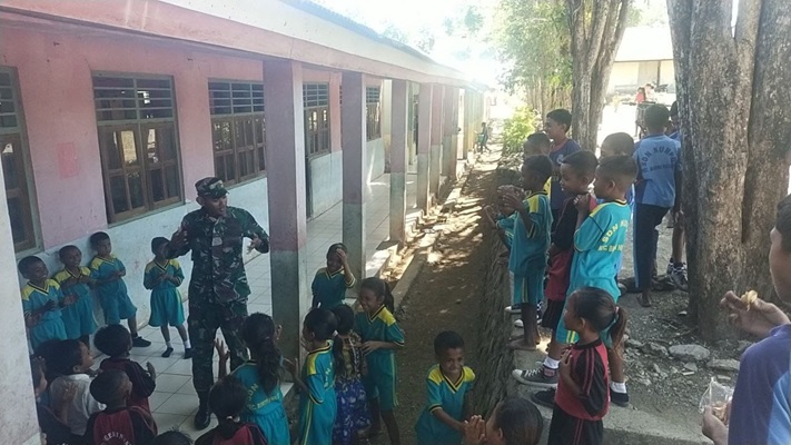 Danpos Haumeniana Satgas Yonkav 6Naga Karimata Hadir dalam Mencerdaskan Generasi Bangsa