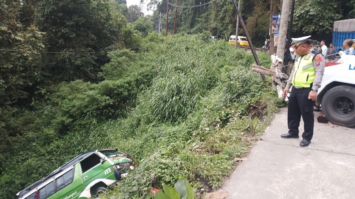 Bus Sampri Masuk Jurang, Sat Lantas Polres Tanah Karo Melakukan Evakuas