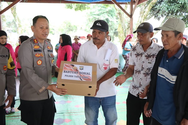 Kapolres Tanah Karo Memberikan Bansos buat Masyarakat yang Terdampak Banjir di Karo