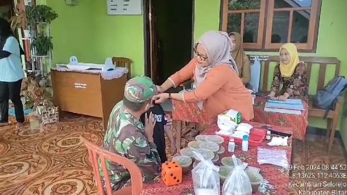 Babinsa Koramil Selorejo Mendampingi Kegiatan Posyandu Balita di Wilayah Binaannya