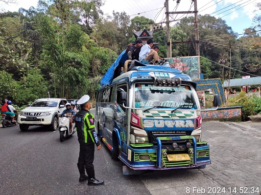 Satlantas Polres Tanah Karo Tindak Angkutan Umum Lintas Kota Membawa Penumpang di atas AtapKap