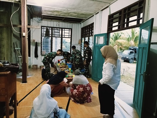 Personel Satgas Pamtas RI-PNG Yoniff 122 Tombak Sakti Berbuka Puasa Bersama Warga Masyarakat