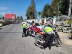 Satlantas Polres Tanah Karo Sosialisasi dan Tindak Pelanggar Saat Ops Keselamatan Toba 2024