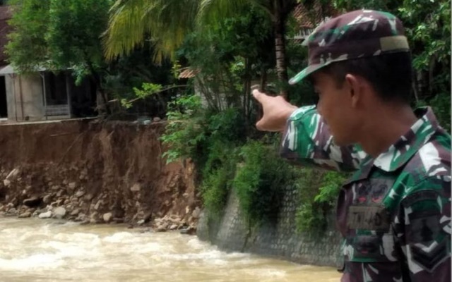 Trenggalek Diguyur Hujan 5 Jam, Pemotor Suami Istri Terperosok Tanah Amblas