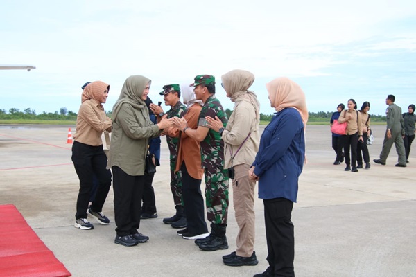 Pangdam IBB Bersama Ketua Persit Kartika Chandra Kirana Daerah IBB Mendampingi Rangkaian Baksos Ketum Dharma Pertiwi di Lokasi Bencana (2) Pangdam IBB Bersama Ketua Persit Kartika Chandra Kirana Daerah IBB Mendampingi Rangkaian Baksos Ketum Dharma Pertiwi di Lokasi Bencana
