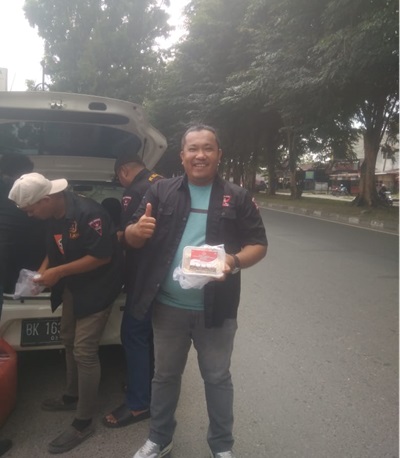 Pengurus GRIB Jaya Kelurahan Sempakata Berbagi Kasih Jumat Berkah kepada Masyarakat di Medan Pengurus GRIB Jaya Kelurahan Sempakata Berbagi Kasih Jumat Berkah kepada Masyarakat di Medan
