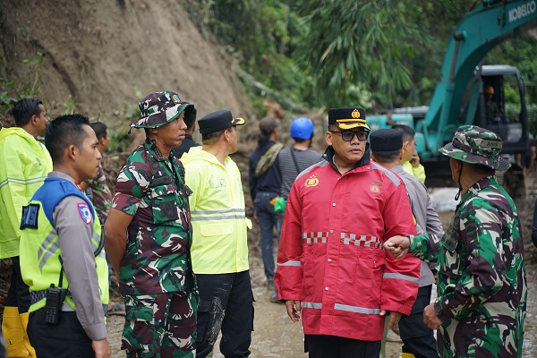 Kapolrestabes Medan Tetap Meninjau Langsung Lokasi Terdampak Longsor di Desa Sembahe Saat Hujan