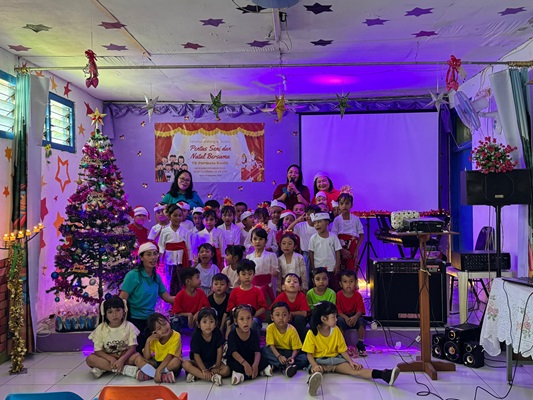 Toleransi Sejak Dini Para Guru dan Siswa PAUDTK Permata Kasih saat Natal Bersama Toleransi Sejak Dini Para Guru dan Siswa PAUDTK Permata Kasih saat Natal Bersama