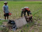 Jaga Tersedia Air, Babinsa Kendalrejo Mendampingi Pengaliran Pompa Air Pok Tani Sari Murni