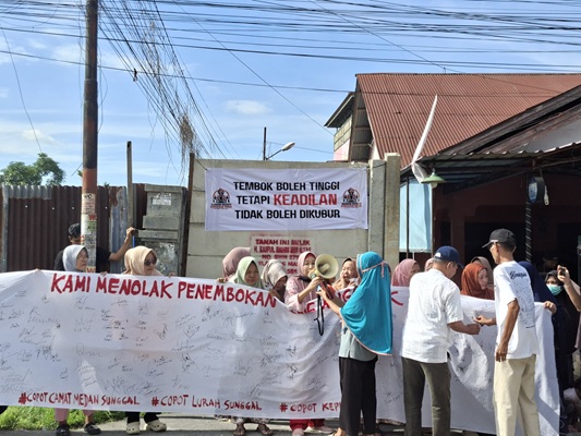 Gelar Aksi Tanda Tangan Kain Putih 5 Meter, Warga Gang Anggrek Tuntut Wali Kota Medan Copot Camat, Lurah, dan Kepling IV