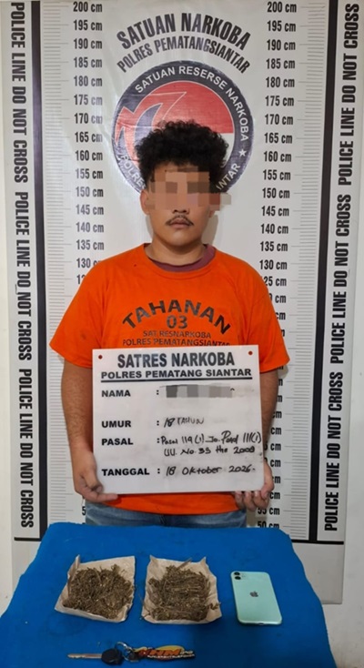 Satres Narkoba Polres Pematangsiantar Tangkap Pemilik Ganja 32,83 Gram di Jalan Melanthon Siregar Satres Narkoba Polres Pematangsiantar Tangkap Pemilik Ganja 32,83 Gram di Jalan Melanthon Siregar